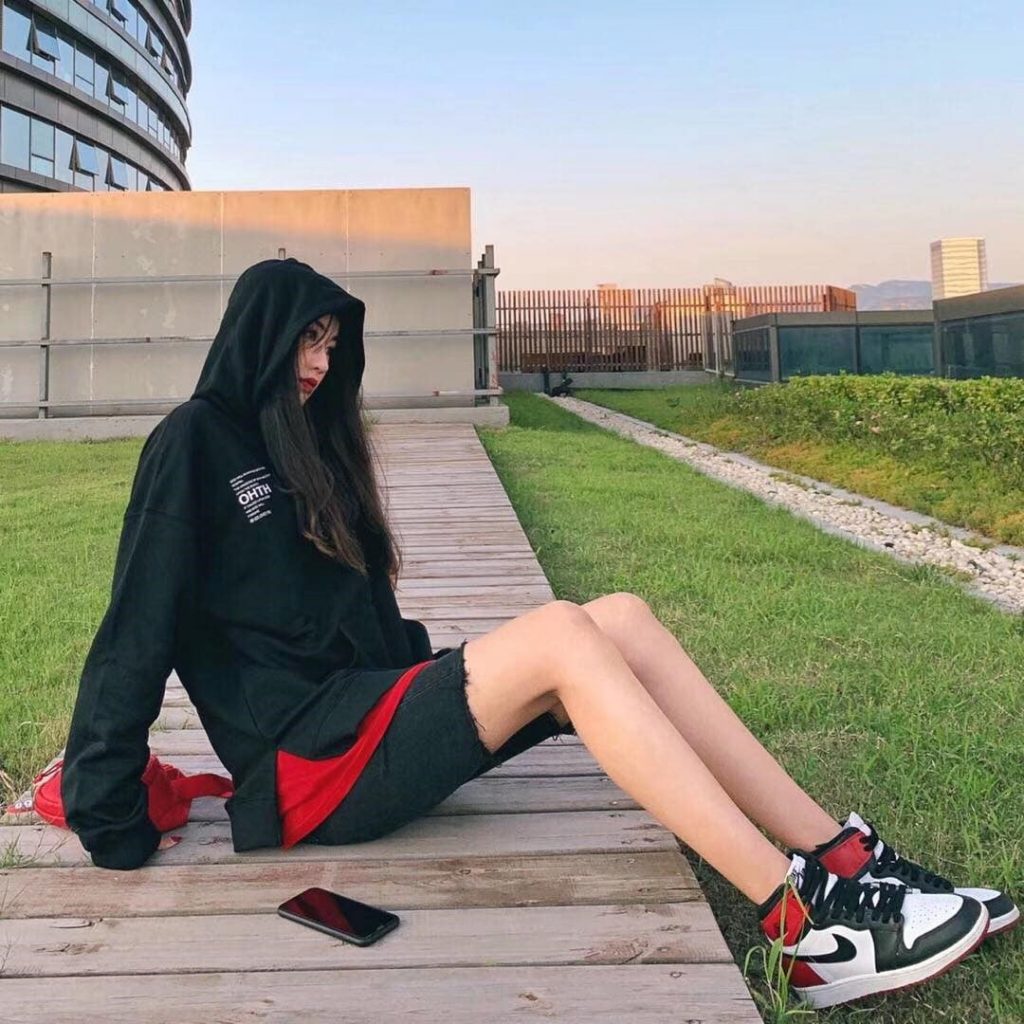 Phối giày jordan với áo hoodie nữ